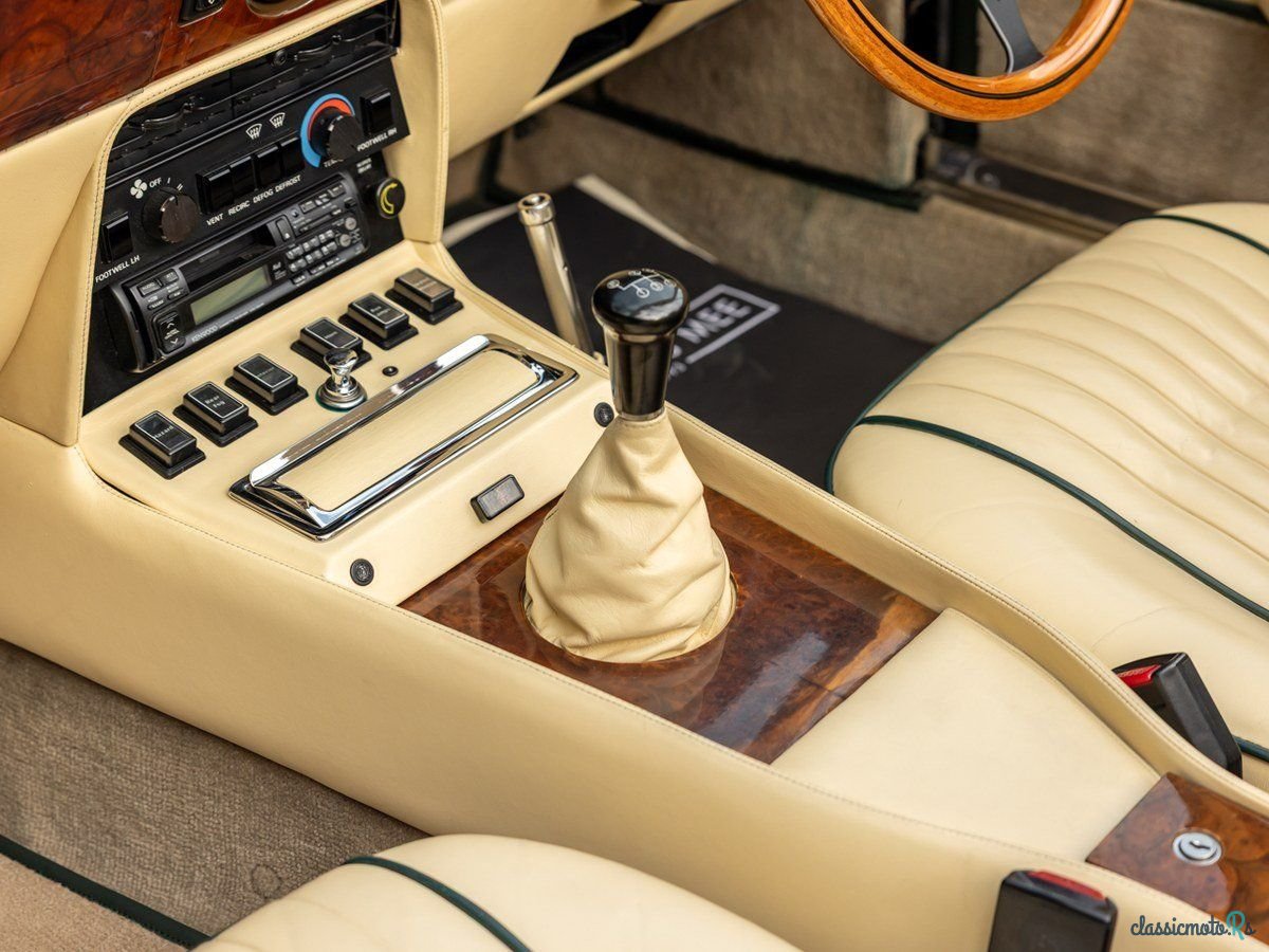 1989' Aston Martin V8 Vantage photo #6
