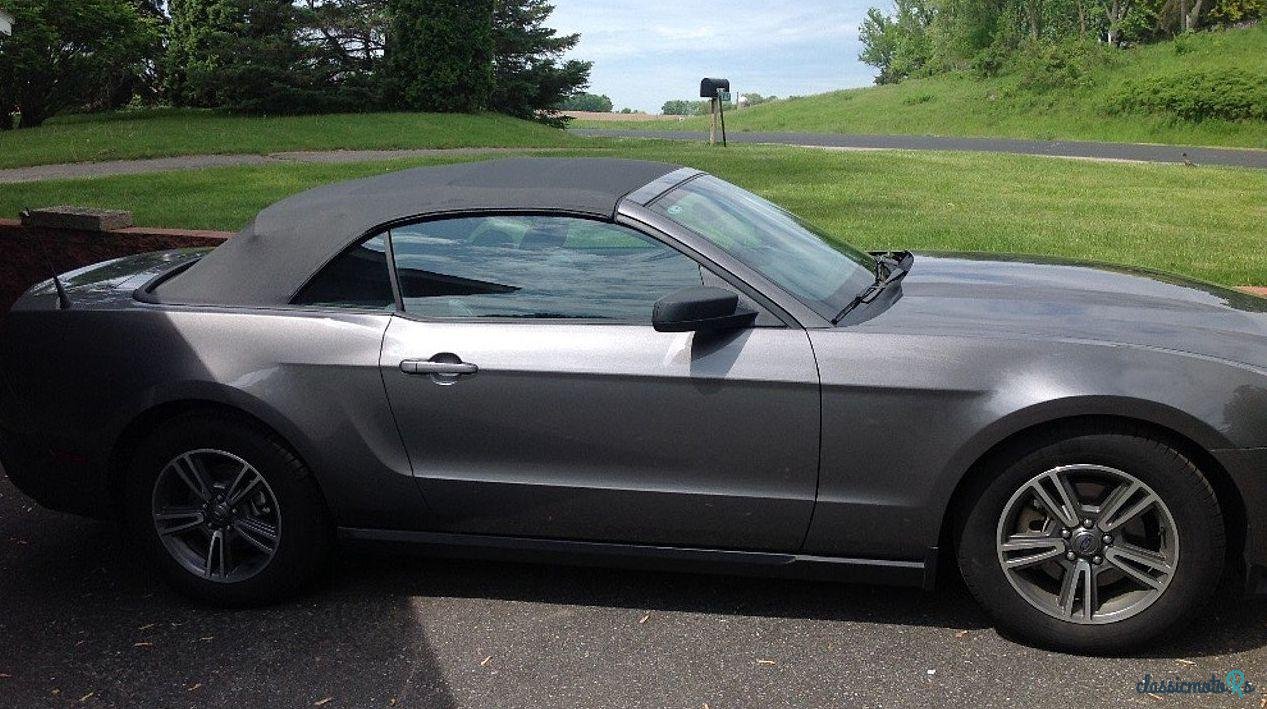 2011' Ford Mustang photo #3