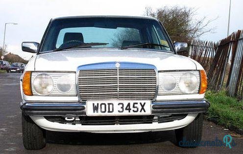 1982' Mercedes-Benz 230 E photo #6