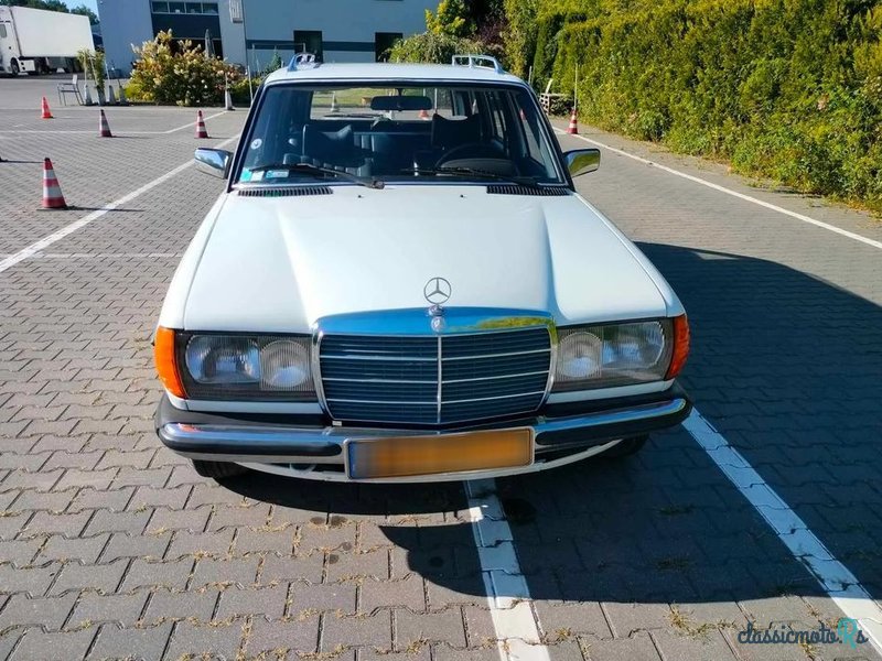 1977' Mercedes-Benz W123 photo #2