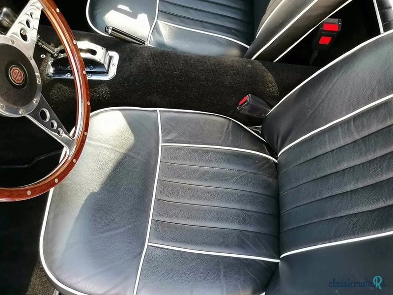 1968' MG GT photo #3