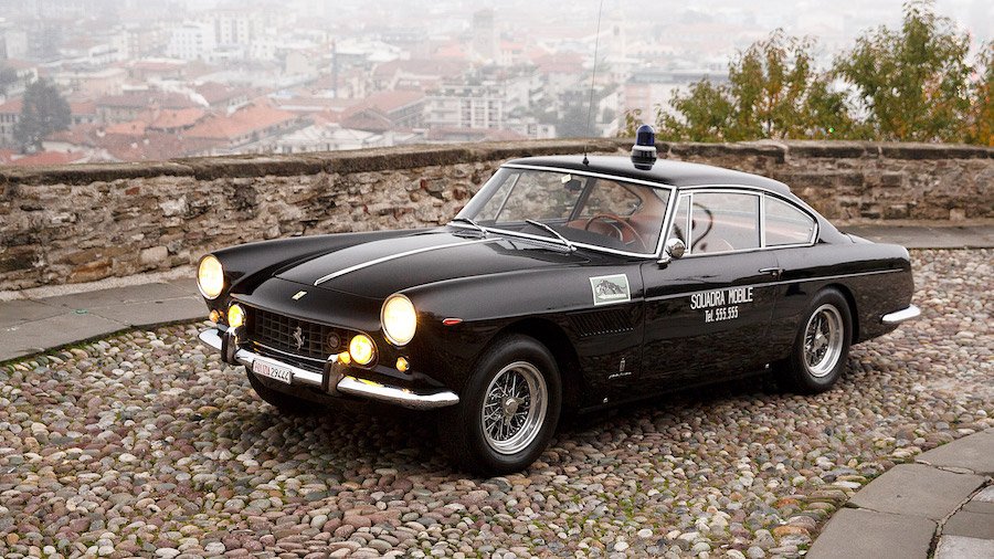 Conheça a incrível história do Ferrari 250 GTE 2+2 da polícia italiana