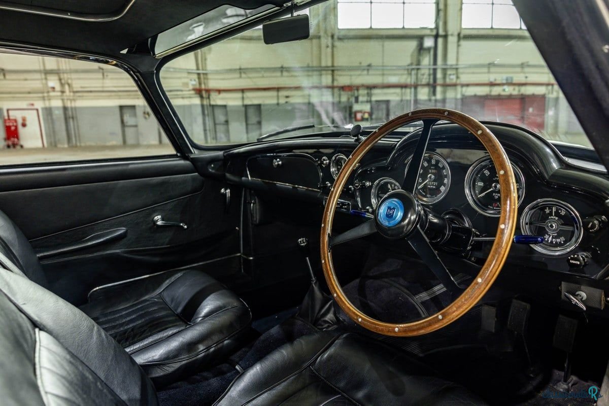 1960' Aston Martin DB4 photo #4