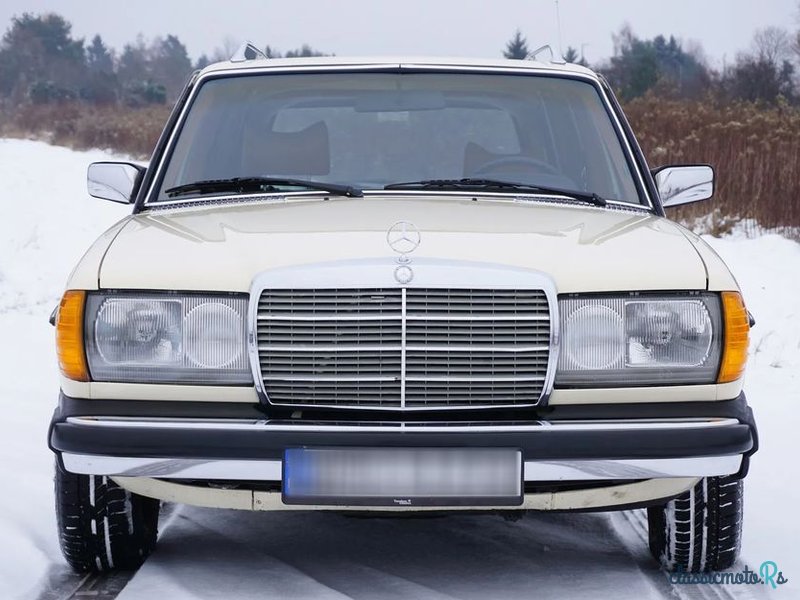 1979' Mercedes-Benz W123 photo #1