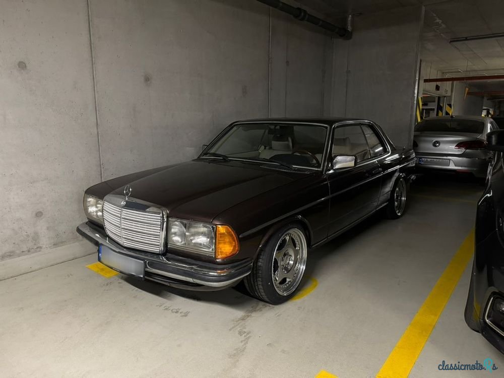 1979' Mercedes-Benz W123 photo #1