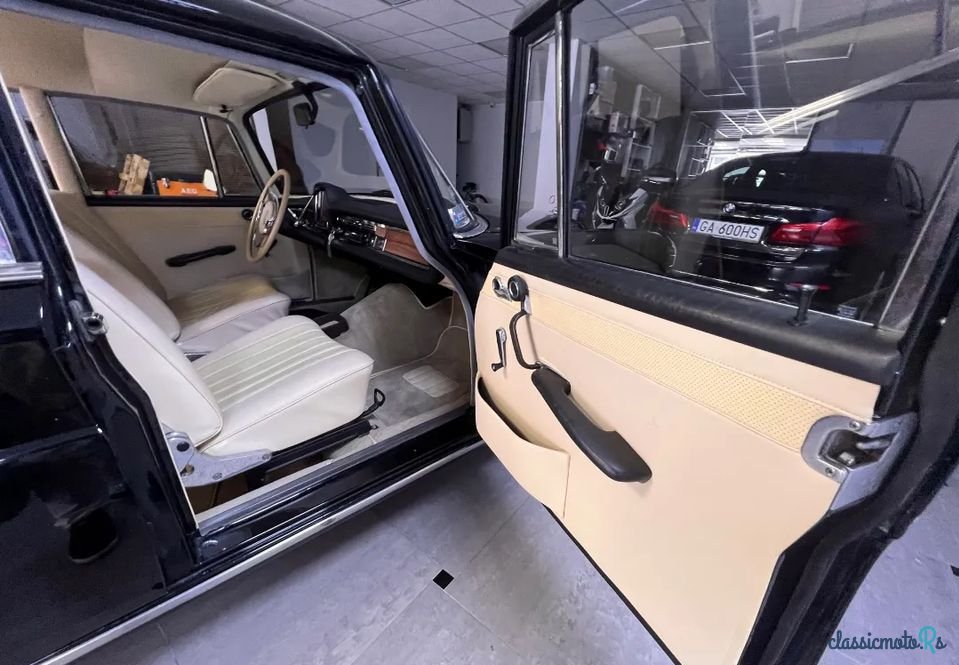 1966' Mercedes-Benz 200 W110 photo #5