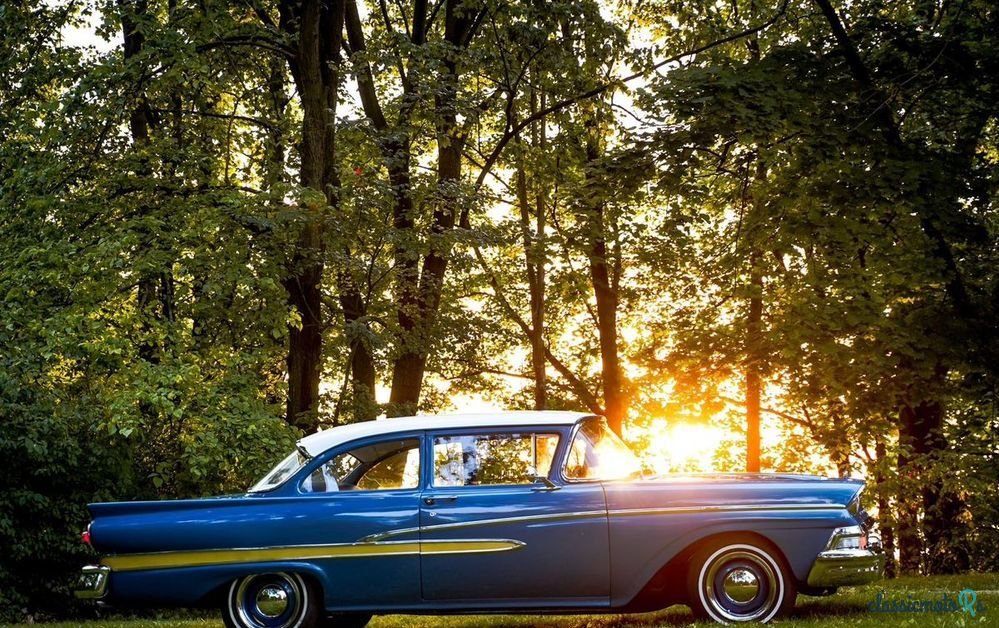 1958' Ford Custom Tudoor Sedan photo #3