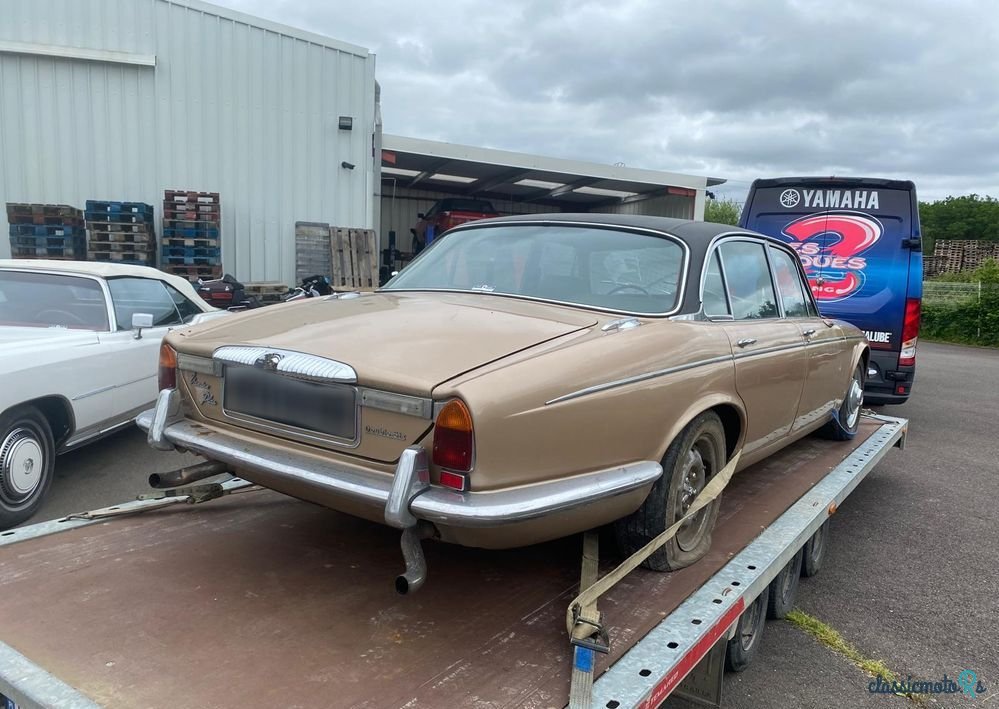 1975' Jaguar Daimler photo #3