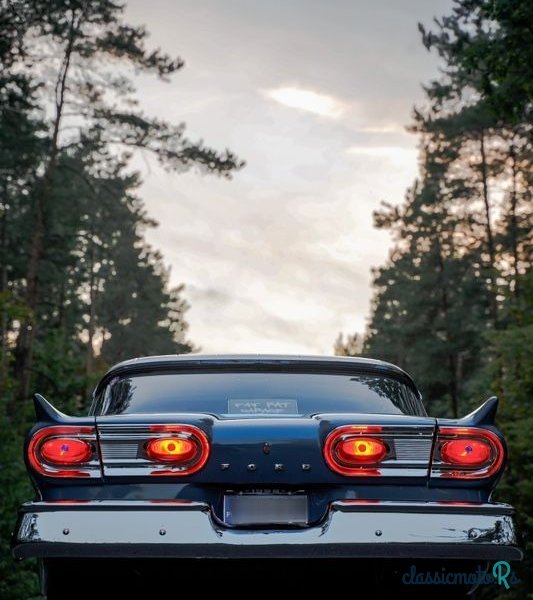 1958' Ford Custom Tudoor Sedan photo #1