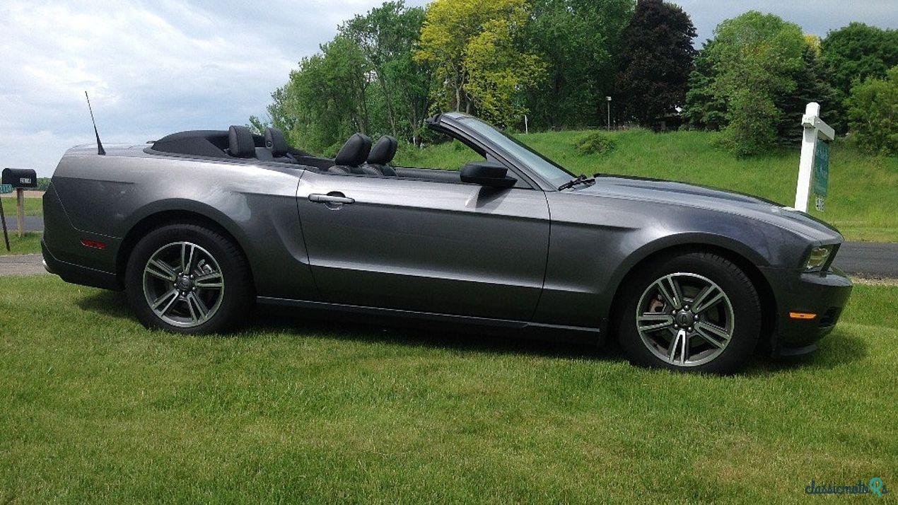 2011' Ford Mustang photo #1