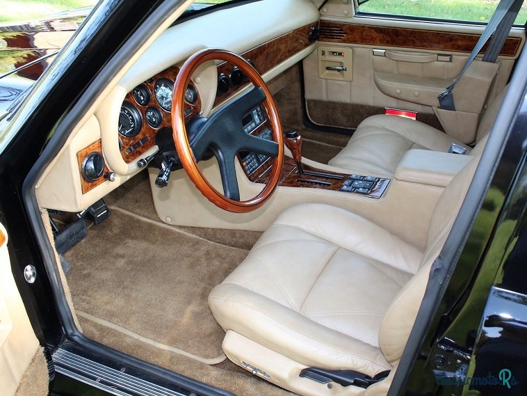 1990' Avanti Sedan photo #4