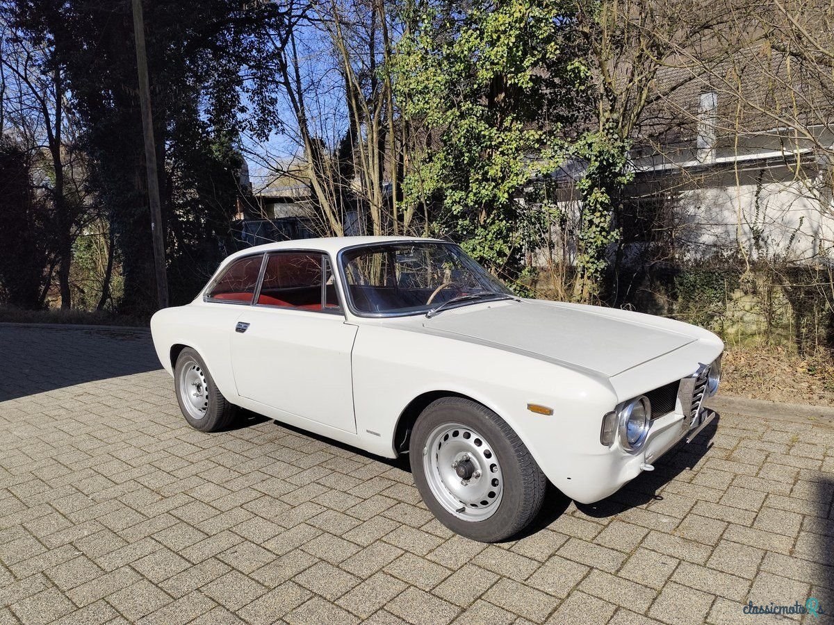 1968' Alfa Romeo GT photo #2