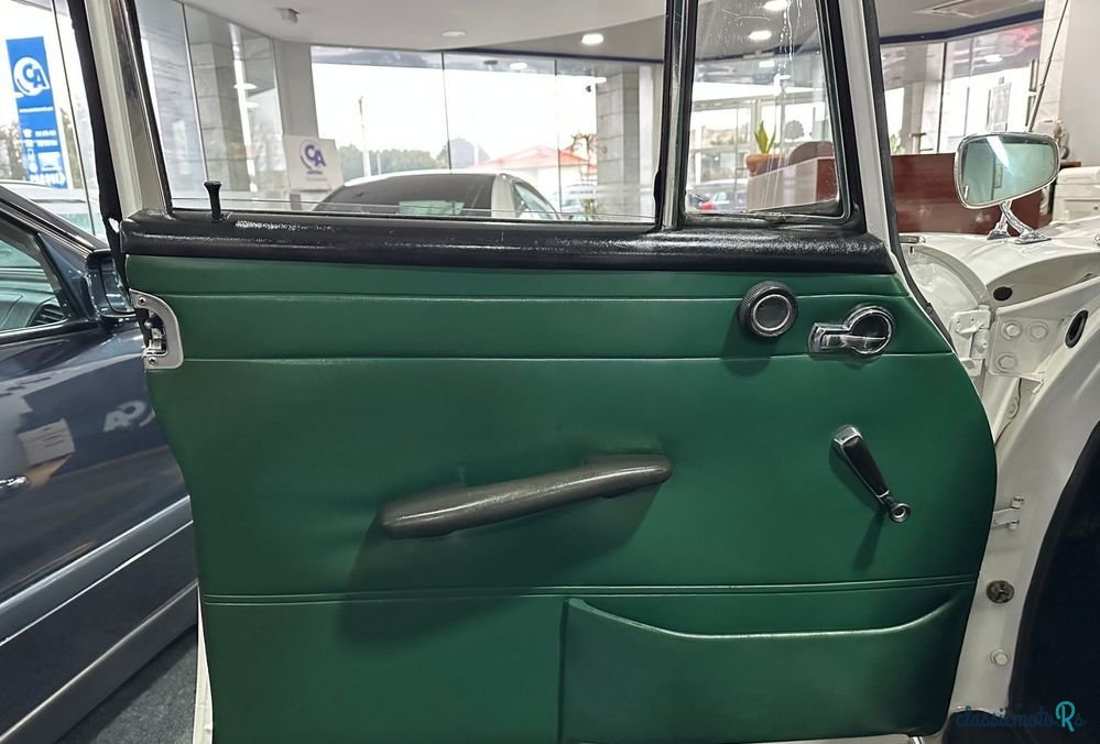 1967' Mercedes-Benz 200 photo #4