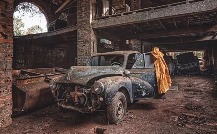 Yellow Jackets encontram fábrica em Portugal com automóveis clássicos abandonados