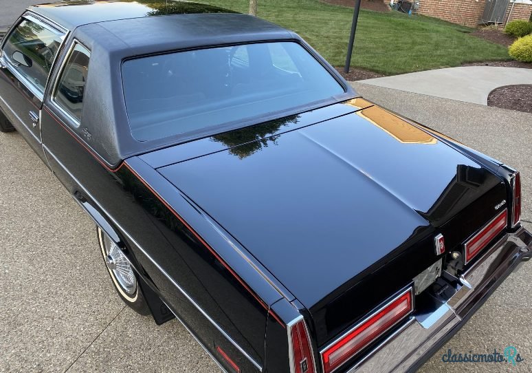 1977' Oldsmobile 98 photo #2