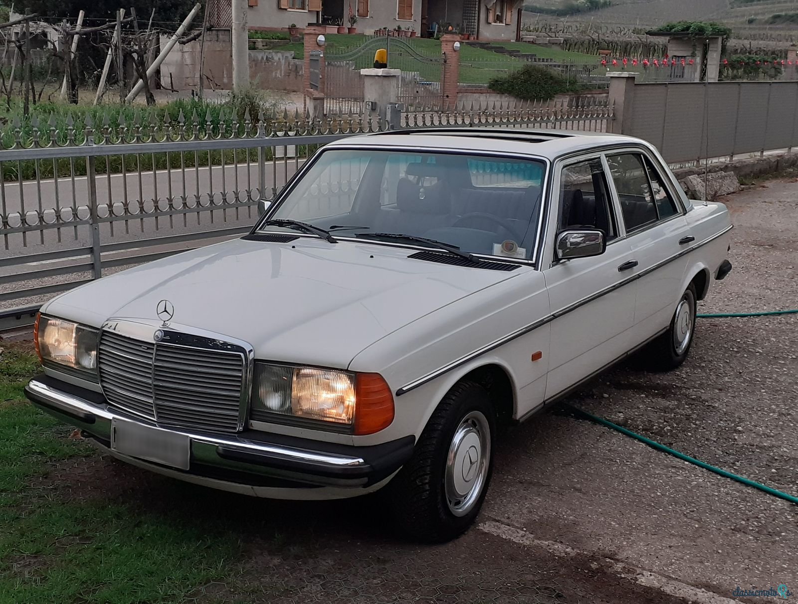 1978' Mercedes-Benz 250 W123 photo #1