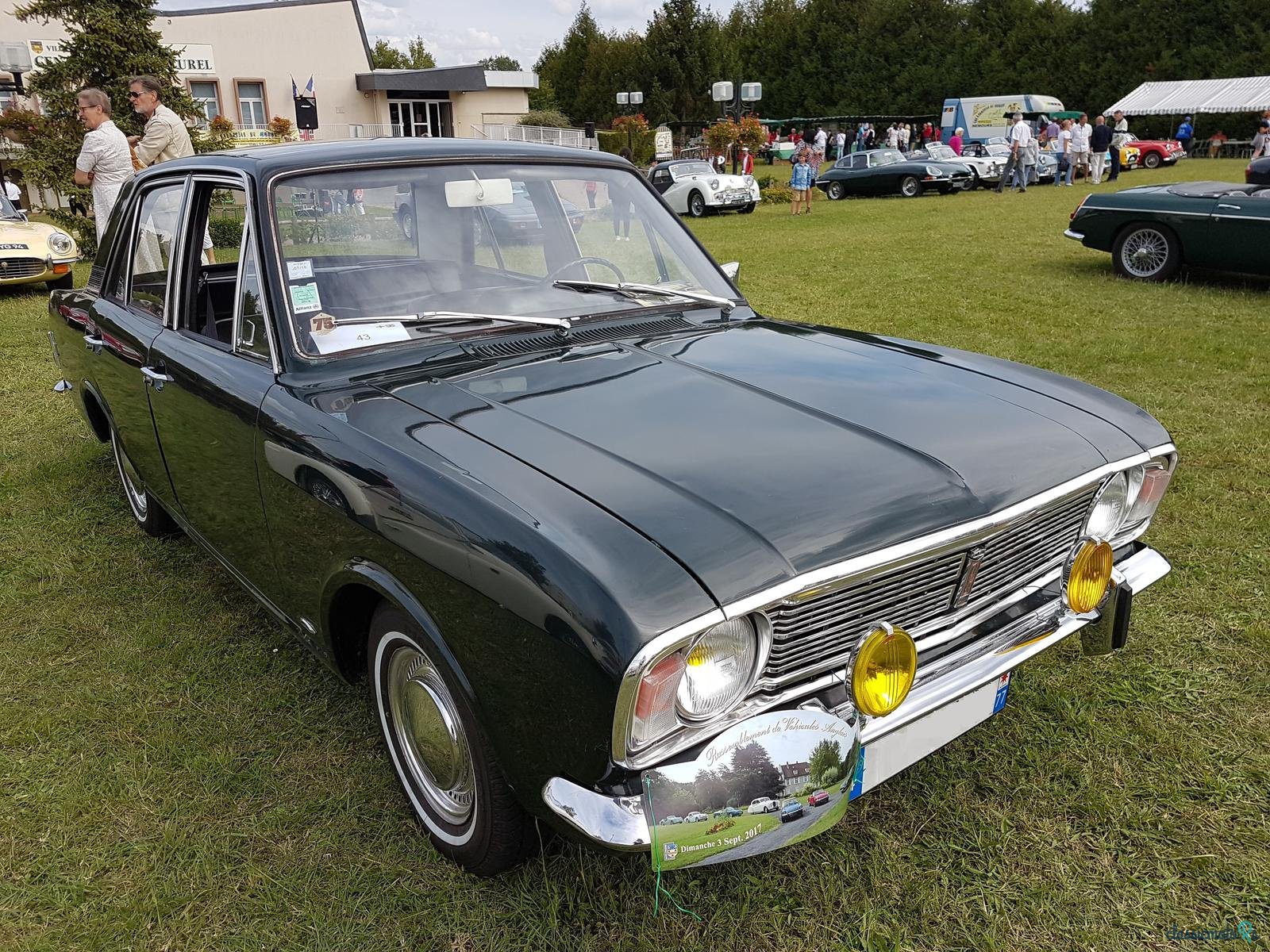 1968' Ford Cortina berline photo #1