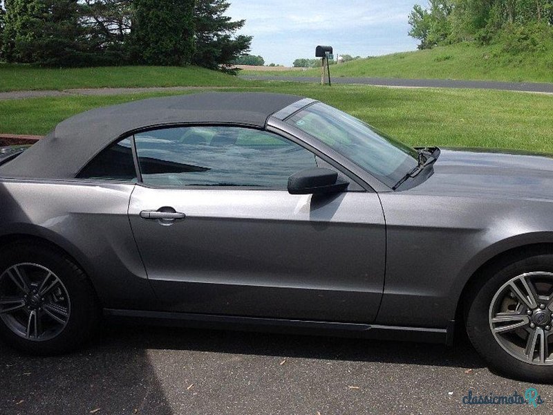 2011' Ford Mustang photo #3