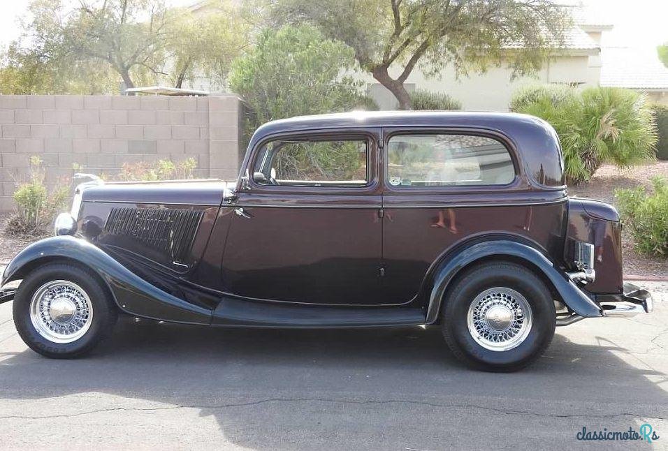 1934' Ford Deluxe Tudor photo #2