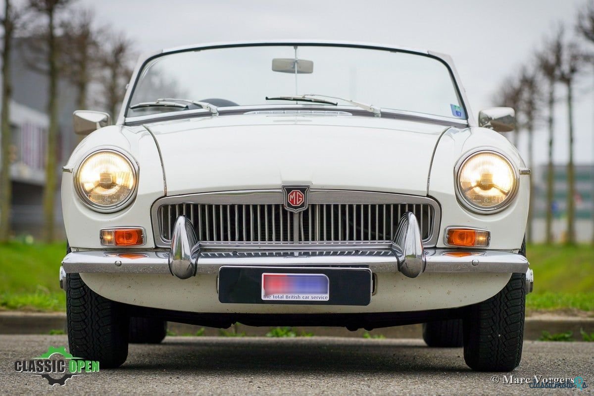 1970' MG MGB photo #2