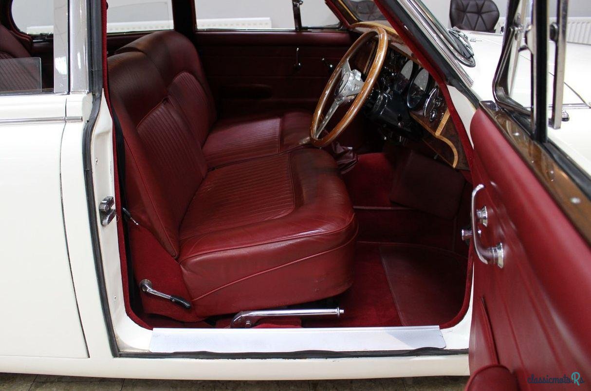 1968' Daimler 250 V8 photo #3