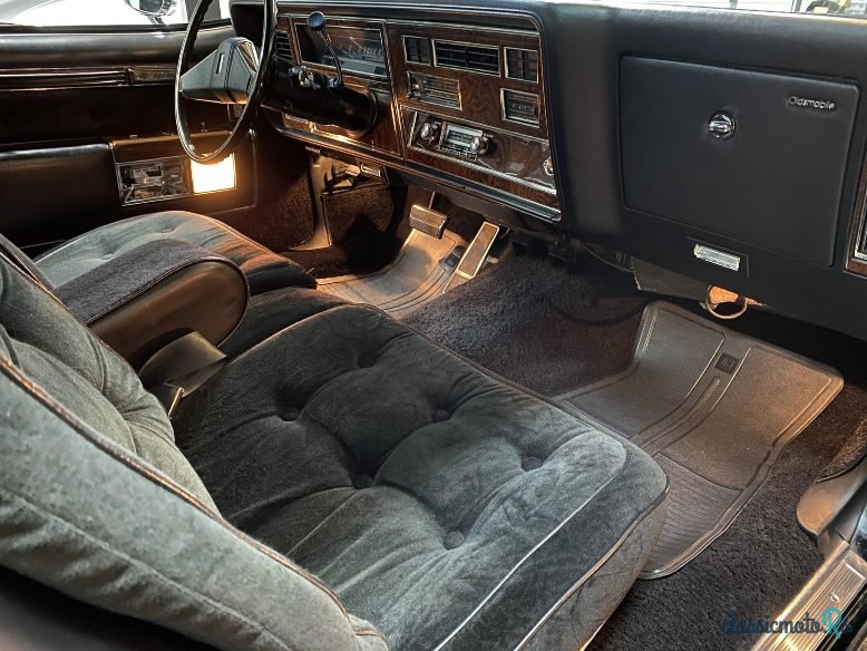 1977' Oldsmobile 98 photo #5