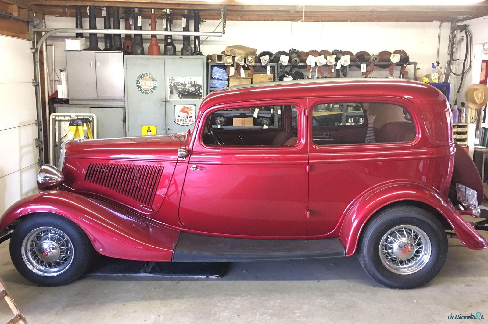 1934' Ford Deluxe Tudor photo #3