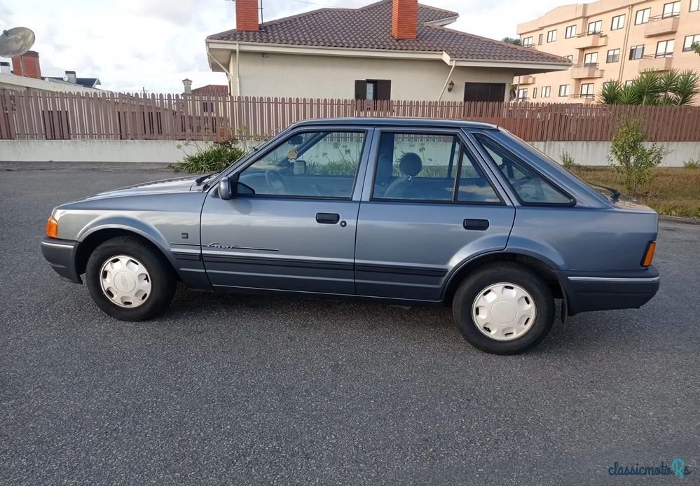 1990' Ford Escort photo #2