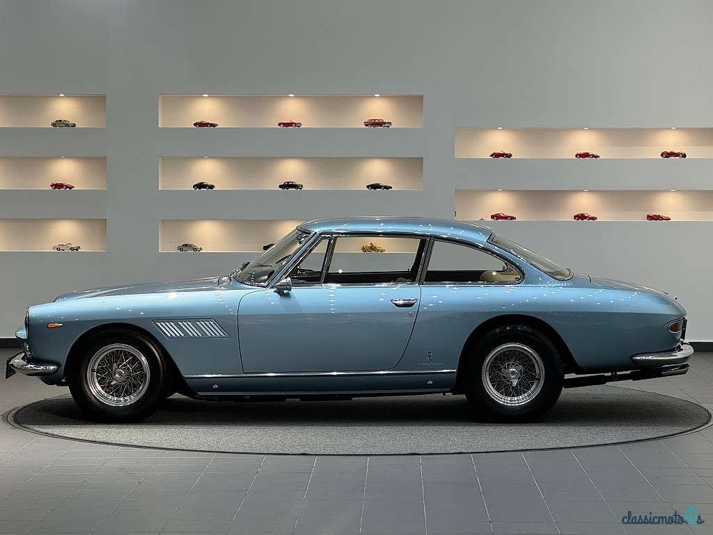 1965' Ferrari 330 GT 2+2 photo #2