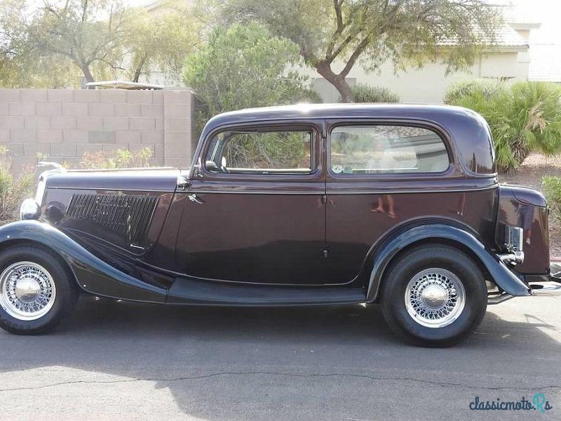 1934' Ford Deluxe Tudor photo #2
