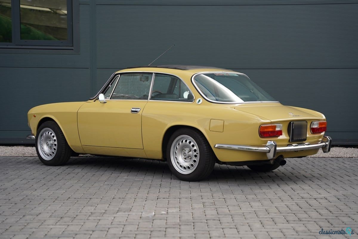 1975' Alfa Romeo 2000 photo #2