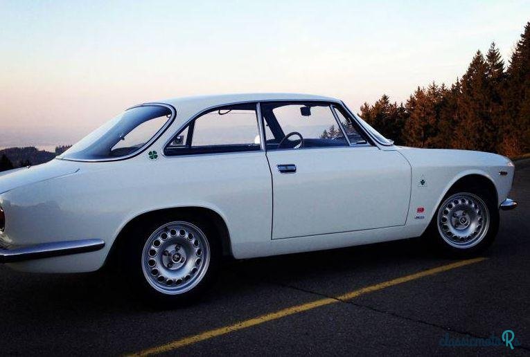 1967' Alfa Romeo Giulia Sprint GT photo #2