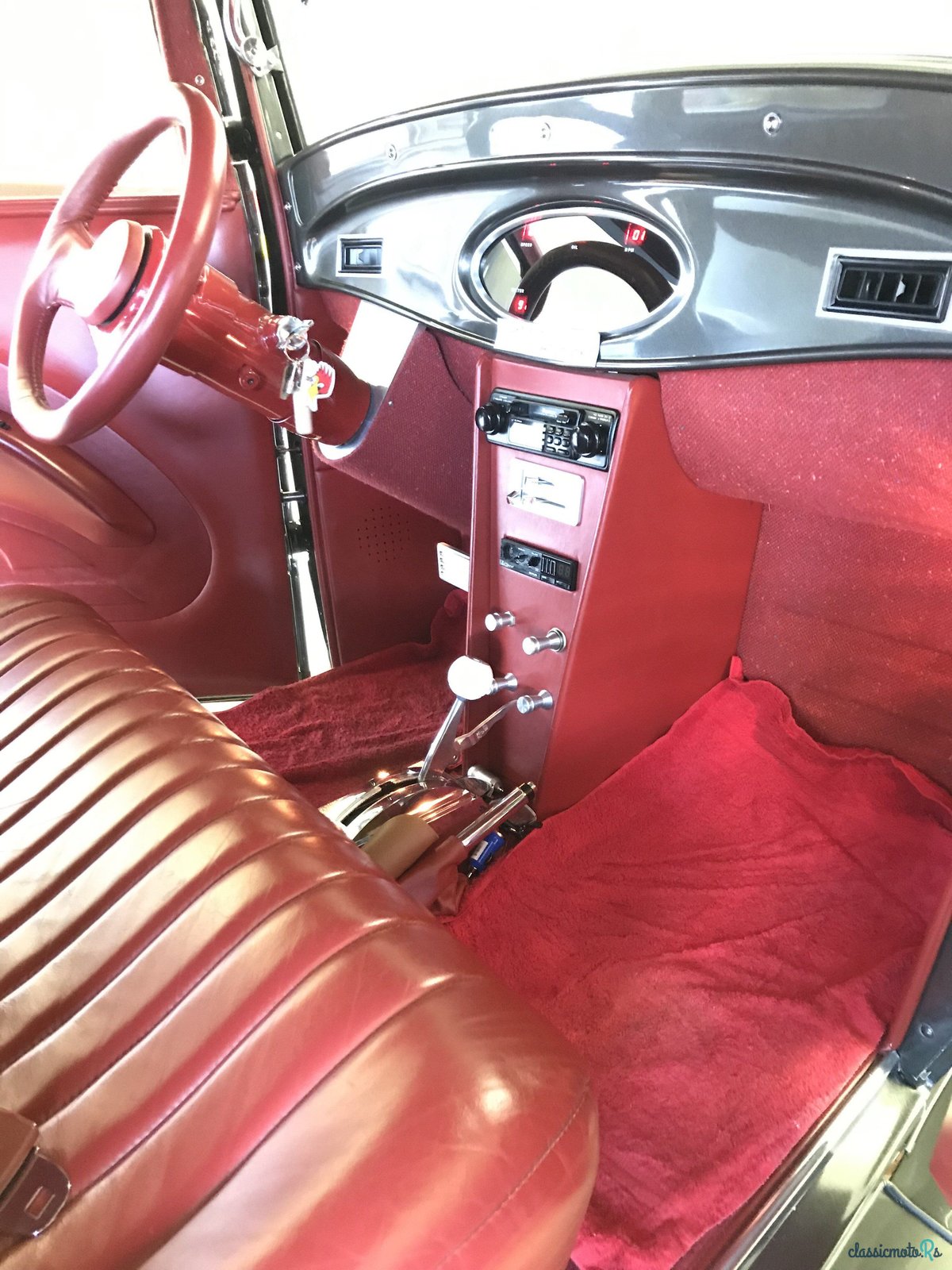 1932' Ford Deluxe Tudor photo #2