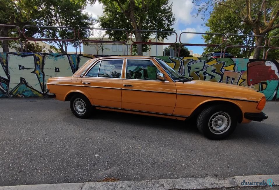 1980' Mercedes-Benz 240 photo #2