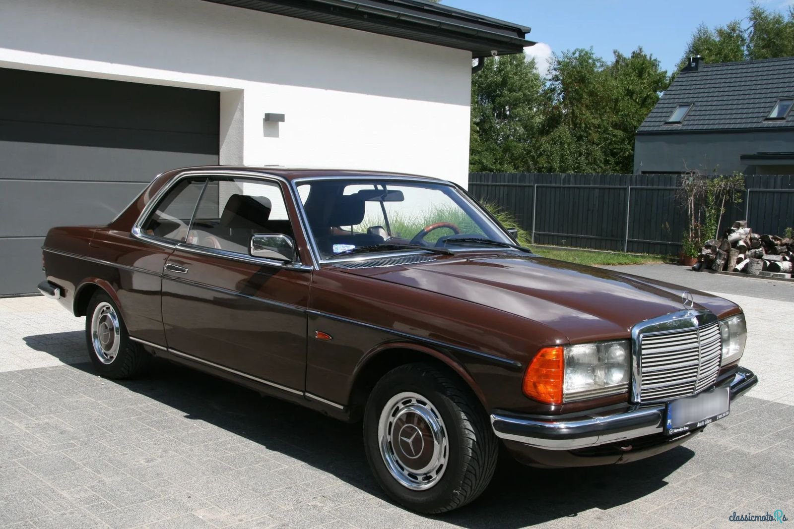 1979' Mercedes-Benz W123 photo #1