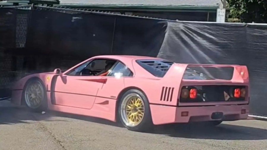 Vale que un Ferrari F40 rosa es espantoso, ¡pero no lo choques contra la valla!