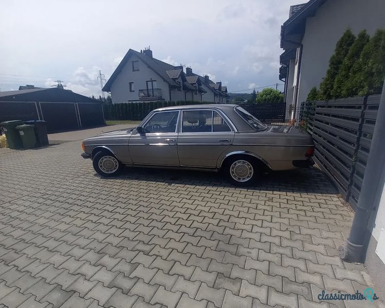 1979' Mercedes-Benz W123 photo #1