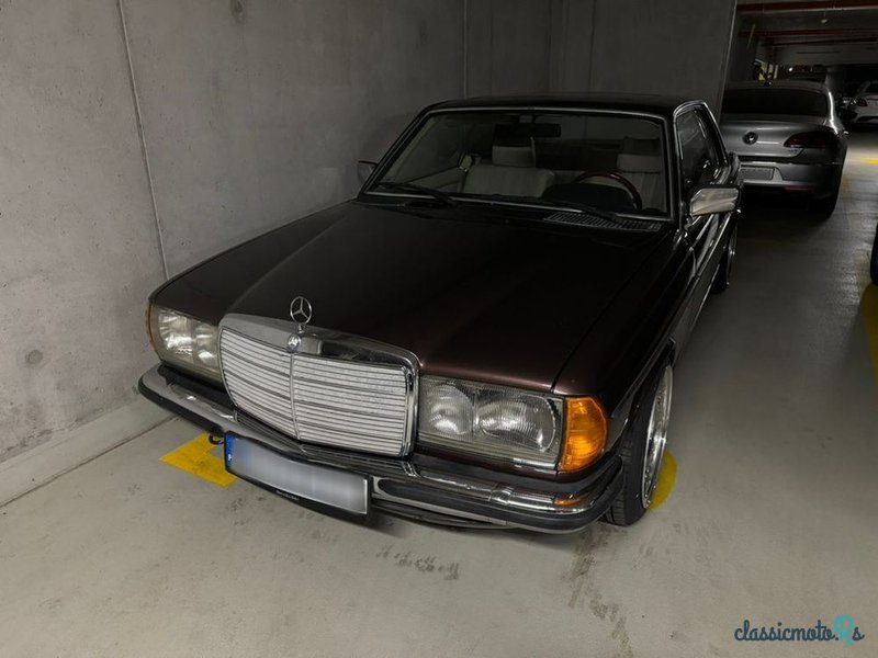 1979' Mercedes-Benz W123 photo #2