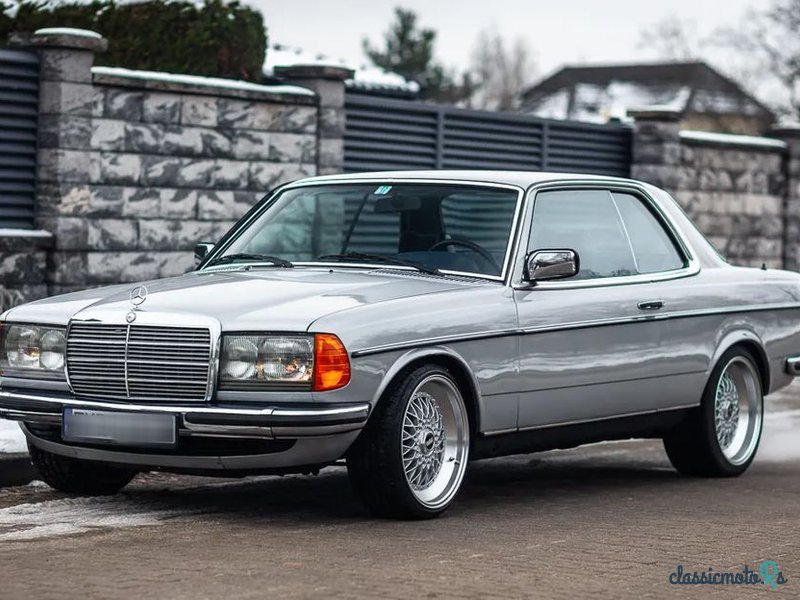 1977' Mercedes-Benz W123 photo #1