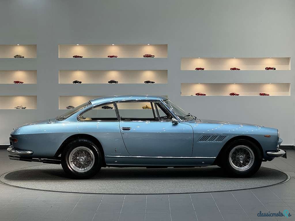 1965' Ferrari 330 GT 2+2 photo #4