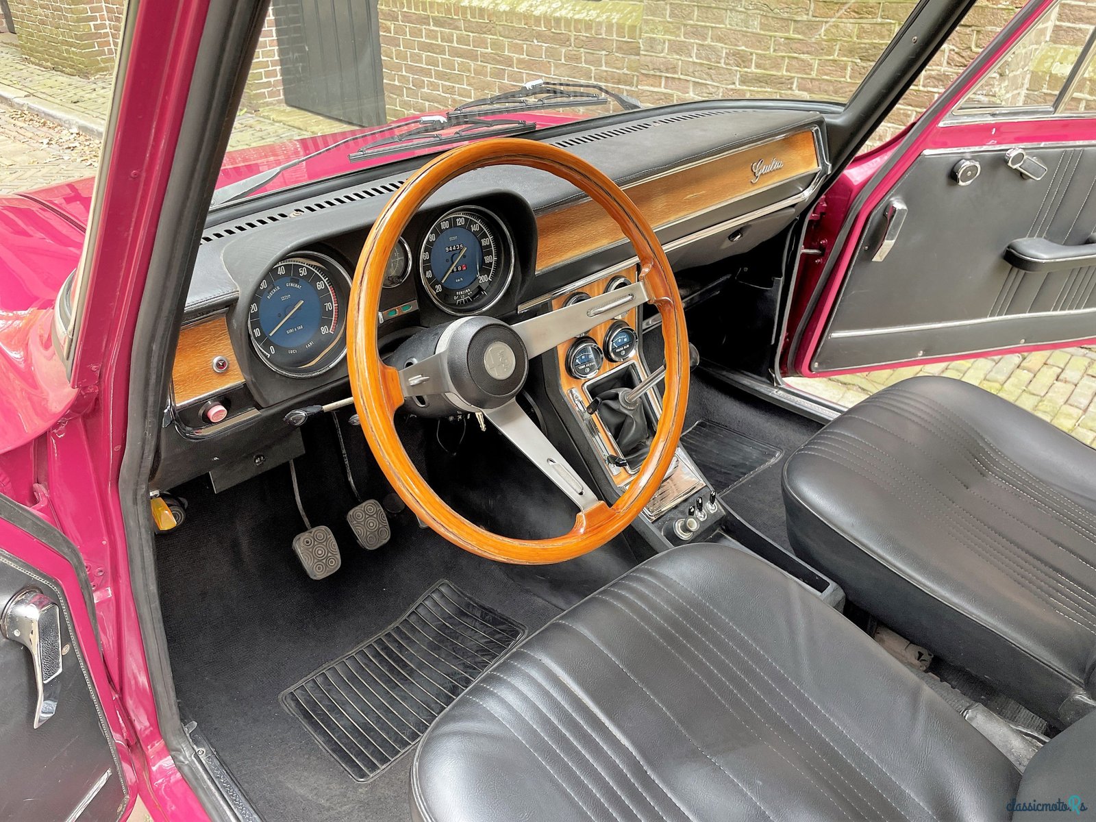 1975' Alfa Romeo Giulia photo #2