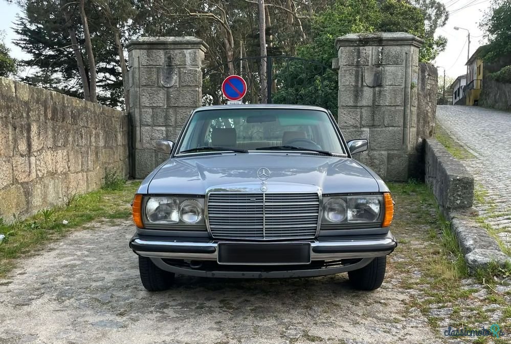 1982' Mercedes-Benz W123 photo #2