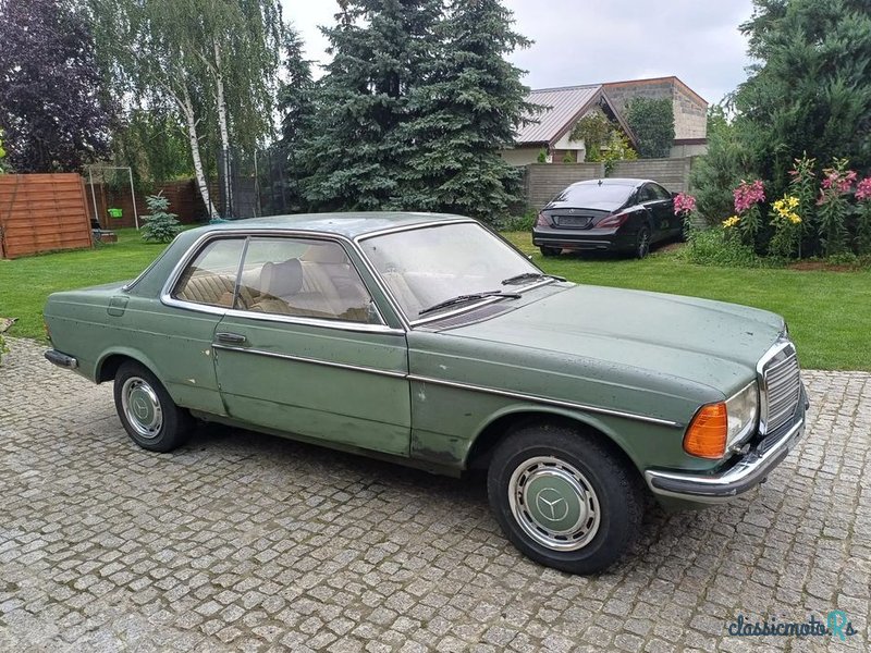 1977' Mercedes-Benz W123 photo #2