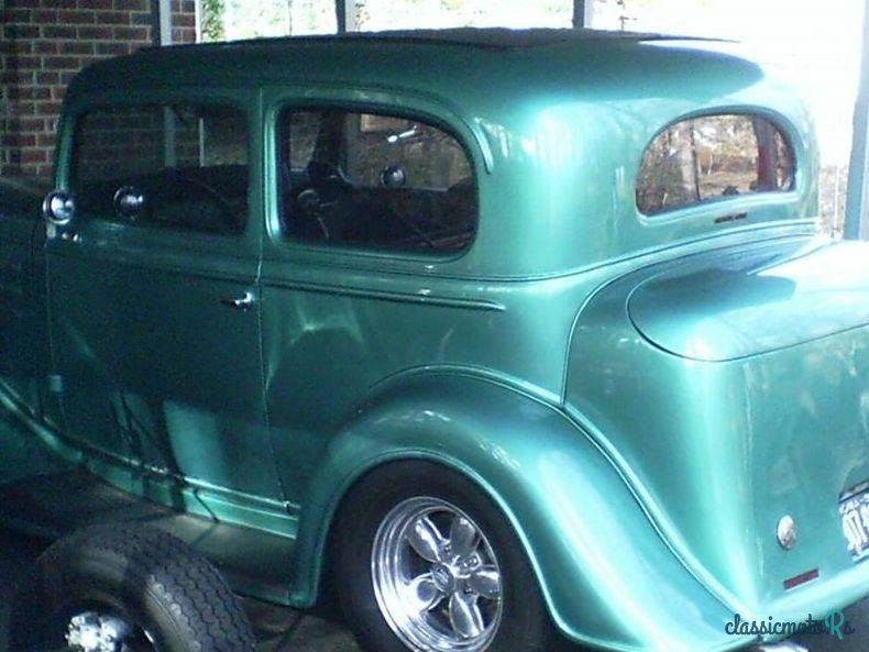 1934' Chevrolet Sedan photo #1