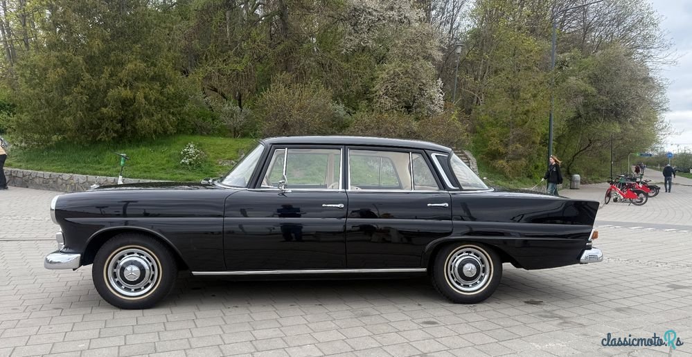1966' Mercedes-Benz 200 W110 photo #3