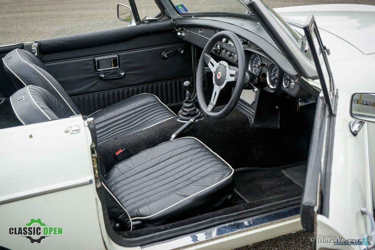 1970' MG MGB photo #5