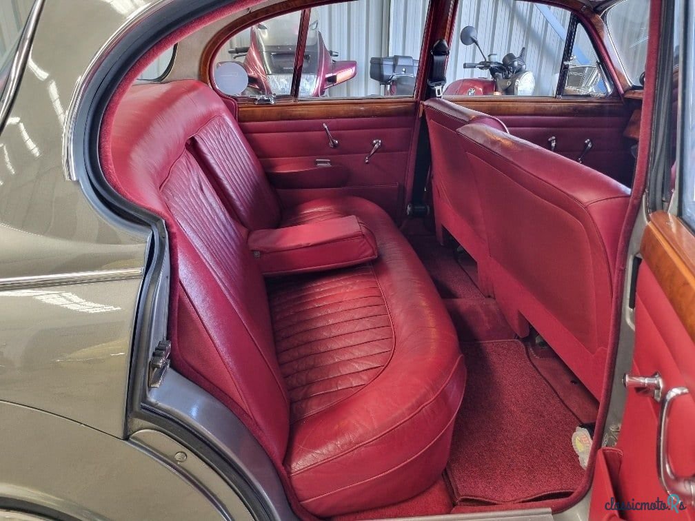 1967' Daimler 250 V8 photo #5