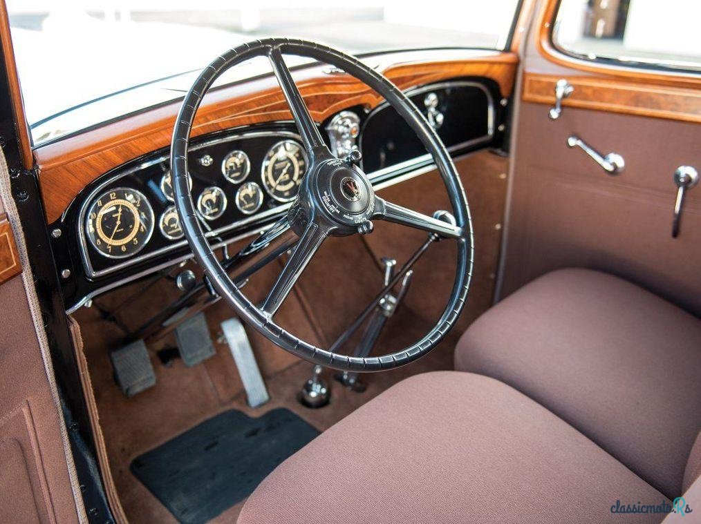 1933' Cadillac V-12 Town Sedan photo #2