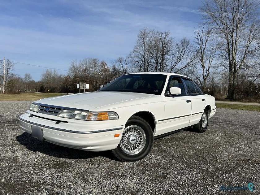 1995' Ford Crown Victoria photo #1