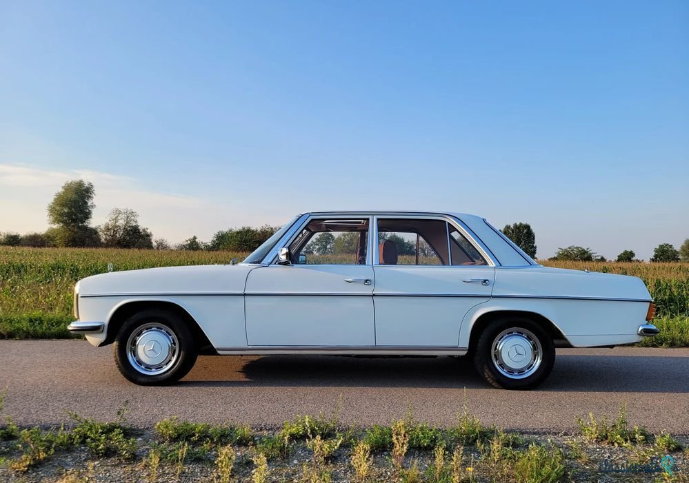 1975' Mercedes-Benz 200 W115 photo #2